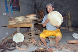 काभ्रेपलाञ्चोकका लीलाबहादुर स्याङ्तान १५ वर्षदेखि डम्फु उत्पादन पेसामा